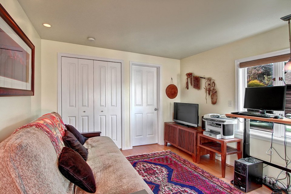 A Craftsman-style float house in Seattle's Portage Bay with two bedrooms in 960 sq ft. | www.facebook.com/SmallHouseBliss