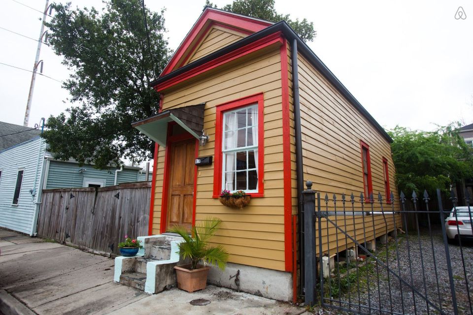 A tiny "shotgun" cottage in the Irish Channel neighborhood of New Orleans. It has one bedroom in roughly 400 sq ft. | www.facebook.com/SmallHouseBliss