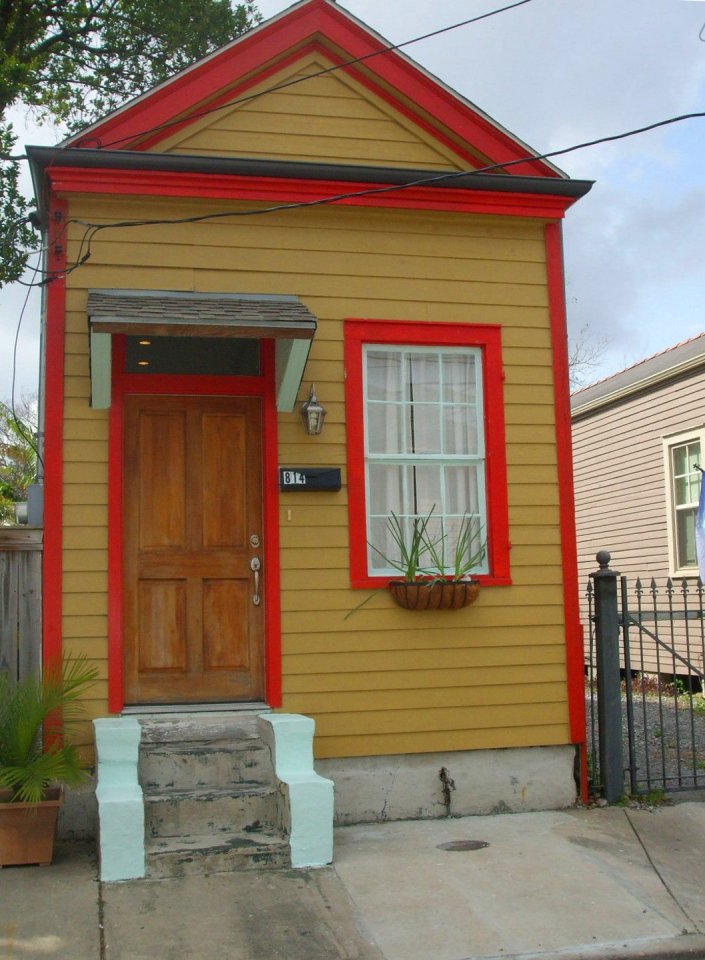 A tiny "shotgun" cottage in the Irish Channel neighborhood of New Orleans. It has one bedroom in roughly 400 sq ft. | www.facebook.com/SmallHouseBliss