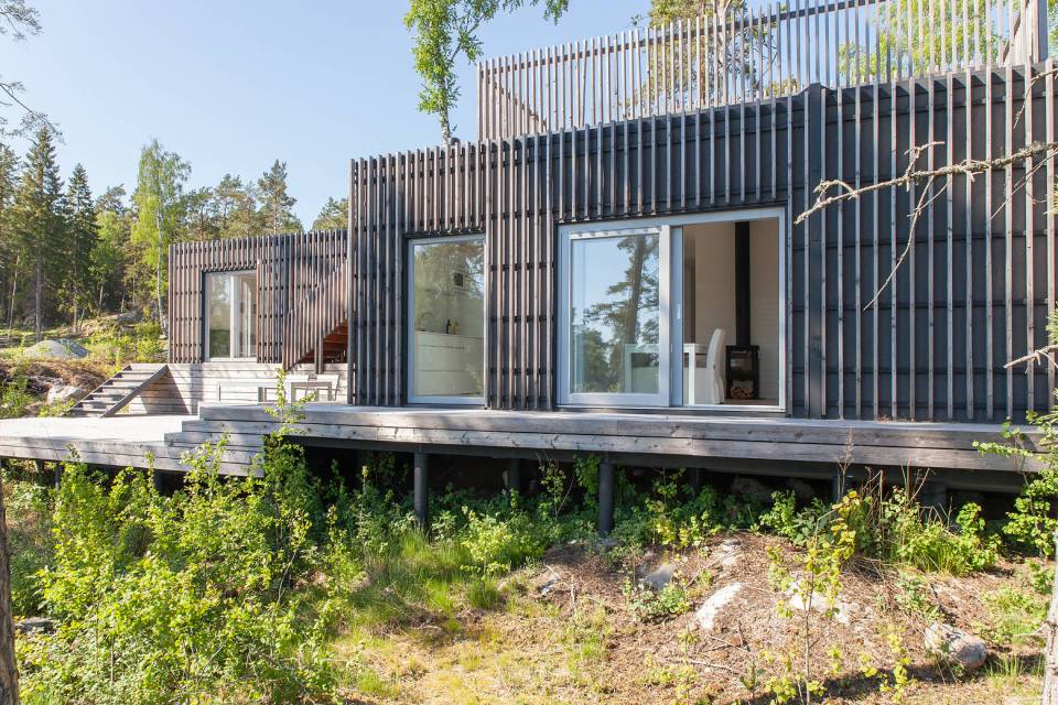 These modern vacation cottages in Sweden have 3 bedrooms in 904 sq ft. | www.facebook.com/SmallHouseBliss
