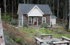 With a ground-floor bedroom, this tiny cottage on the Oregon Coast supports single-level living. It has a 416 sq ft main level plus a sleeping loft. | www.facebook.com/SmallHouseBliss