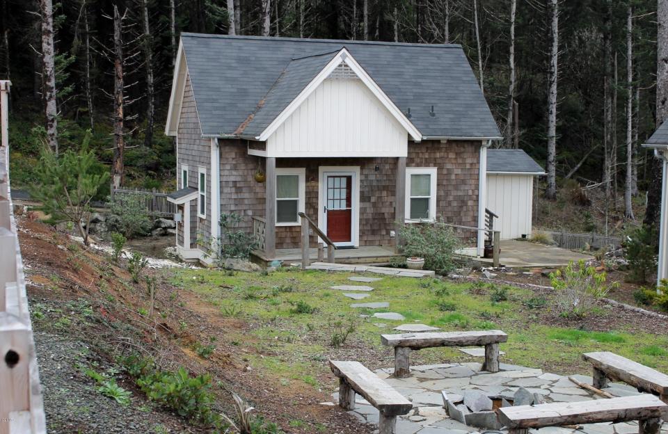 With a ground-floor bedroom, this tiny cottage on the Oregon Coast supports single-level living. It has a 416 sq ft main level plus a sleeping loft. | www.facebook.com/SmallHouseBliss