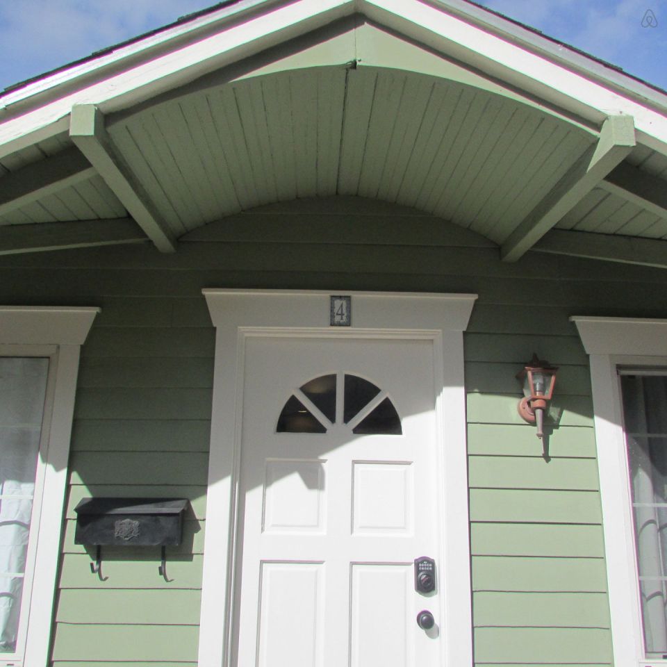 This 1922 cottage is one of six in a California “bungalow court”. It has one bedroom on the 416 sq ft main level plus a sleeping loft. | www.facebook.com/SmallHouseBliss
