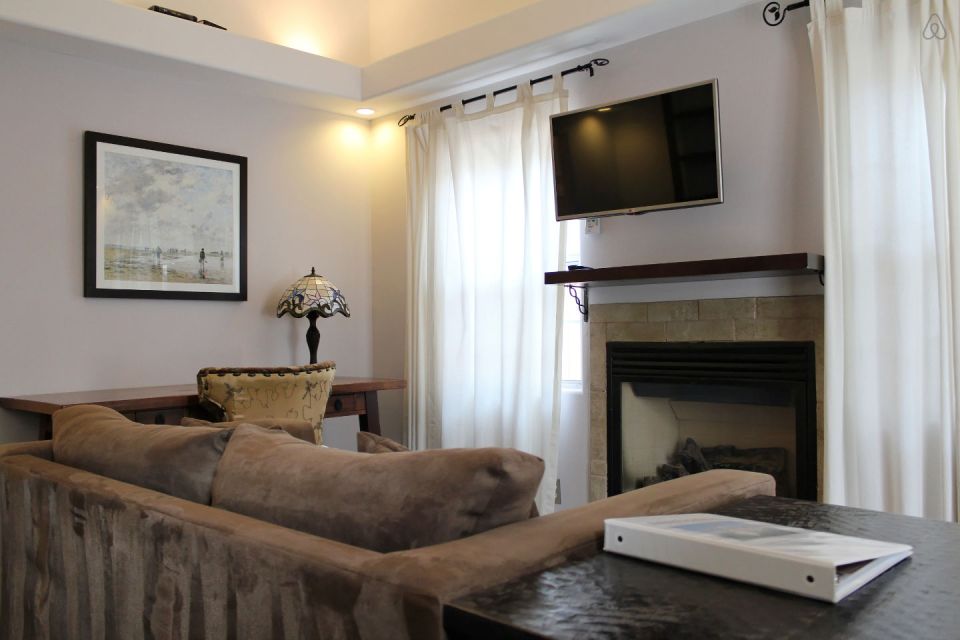 This 1922 cottage is one of six in a California “bungalow court”. It has one bedroom on the 416 sq ft main level plus a sleeping loft. | www.facebook.com/SmallHouseBliss