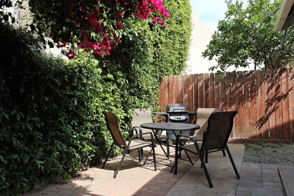 This 1922 cottage is one of six in a California “bungalow court”. It has one bedroom on the 416 sq ft main level plus a sleeping loft. | www.facebook.com/SmallHouseBliss