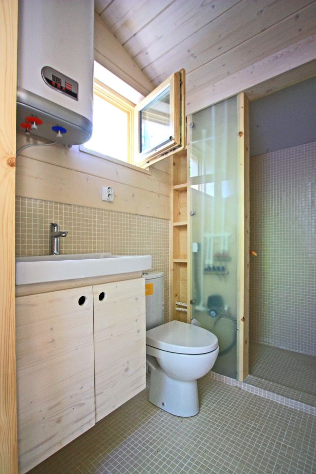 DublDom Houseboat, a modular floating cabin with a 280 sq ft studio floor plan. | www.facebook.com/SmallHouseBliss