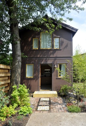 This tiny 2-storey guest cottage has one bedroom in 342 sq ft. | www.facebook.com/SmallHouseBliss