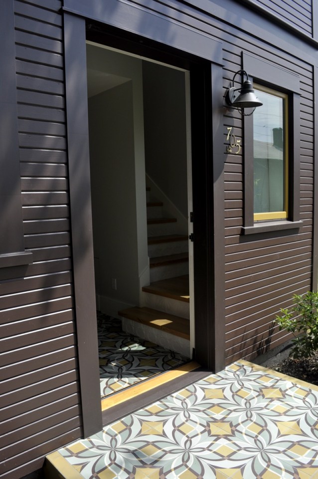 This tiny 2-storey guest cottage has one bedroom in 342 sq ft. | www.facebook.com/SmallHouseBliss