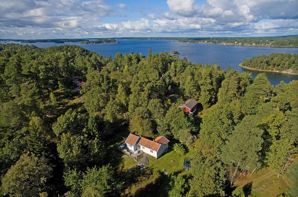 Tucked in the forest on a small island near Stockholm, this vacation cottage has three bedrooms in 700 sq ft. | www.facebook.com/SmallHouseBliss