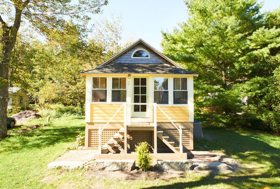 This old-time shingled cottage in Maine oozes charm. It has an open studio layout plus a sleeping loft. | www.facebook.com/SmallHouseBliss