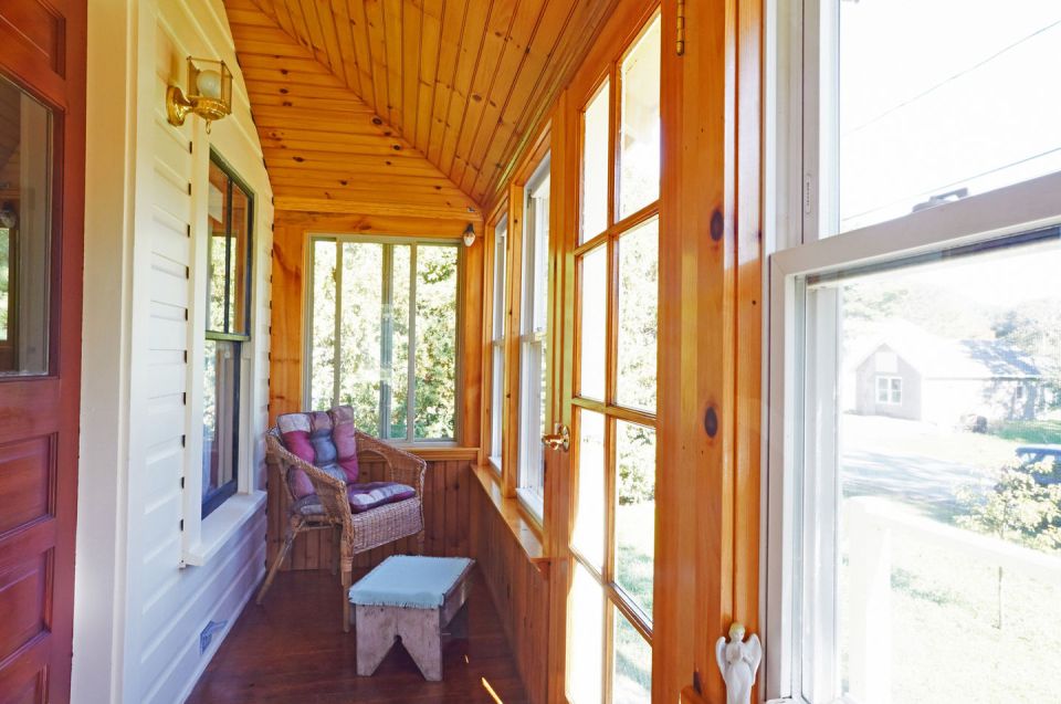 This old-time shingled cottage in Maine oozes charm. It has an open studio layout plus a sleeping loft. | www.facebook.com/SmallHouseBliss