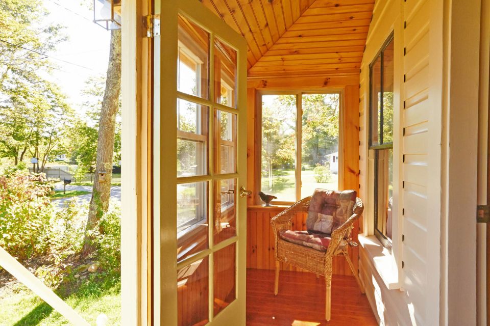 This old-time shingled cottage in Maine oozes charm. It has an open studio layout plus a sleeping loft. | www.facebook.com/SmallHouseBliss