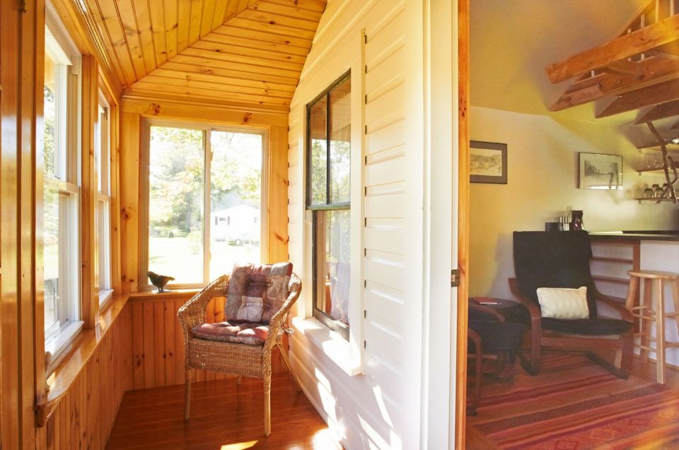 This old-time shingled cottage in Maine oozes charm. It has an open studio layout plus a sleeping loft. | www.facebook.com/SmallHouseBliss