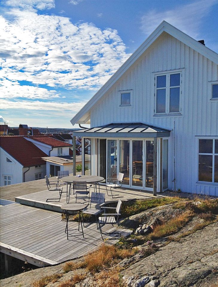 This traditional style family vacation cottage sits on a rugged island on Sweden's west coast. It has three bedrooms in 1,087 sq ft. | www.facebook.com/SmallHouseBliss