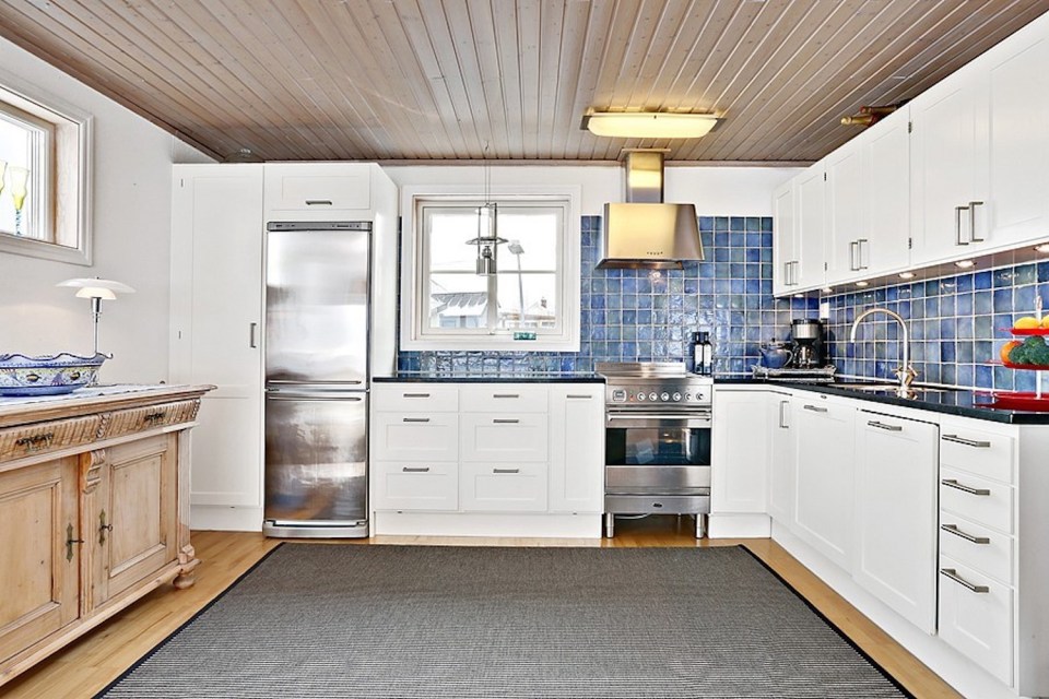 This traditional style family vacation cottage sits on a rugged island on Sweden's west coast. It has three bedrooms in 1,087 sq ft. | www.facebook.com/SmallHouseBliss
