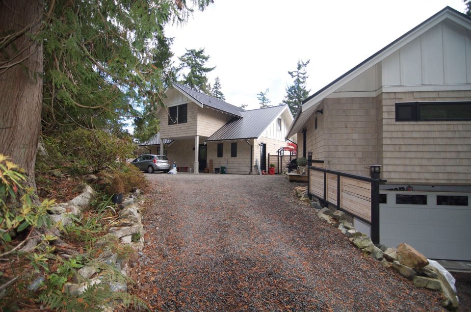 This contemporary coastal cottage has an open floor plan with one bedroom in 600 sq ft. | www.facebook.com/SmallHouseBliss