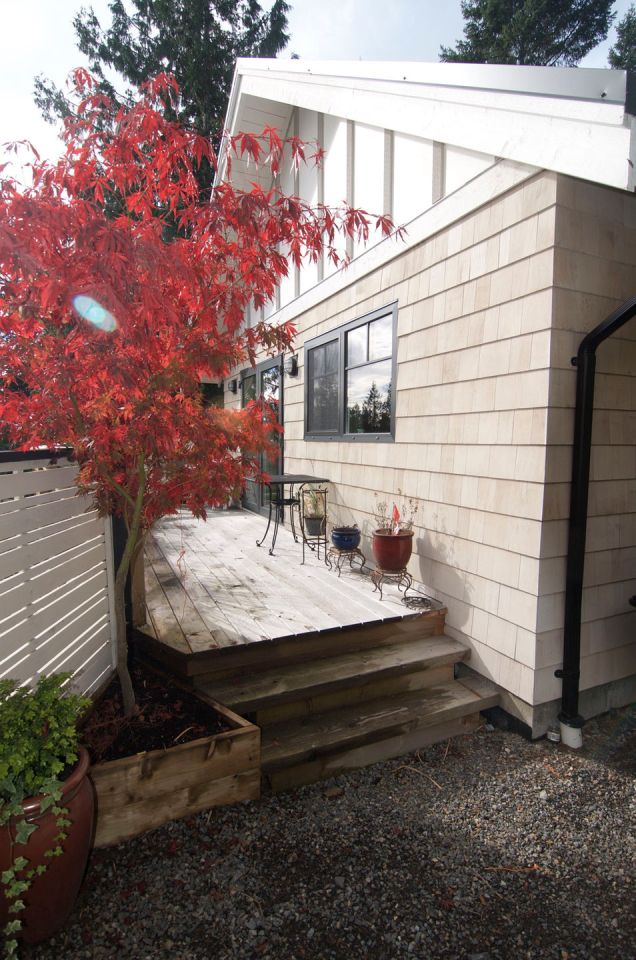 This contemporary coastal cottage has an open floor plan with one bedroom in 600 sq ft. | www.facebook.com/SmallHouseBliss