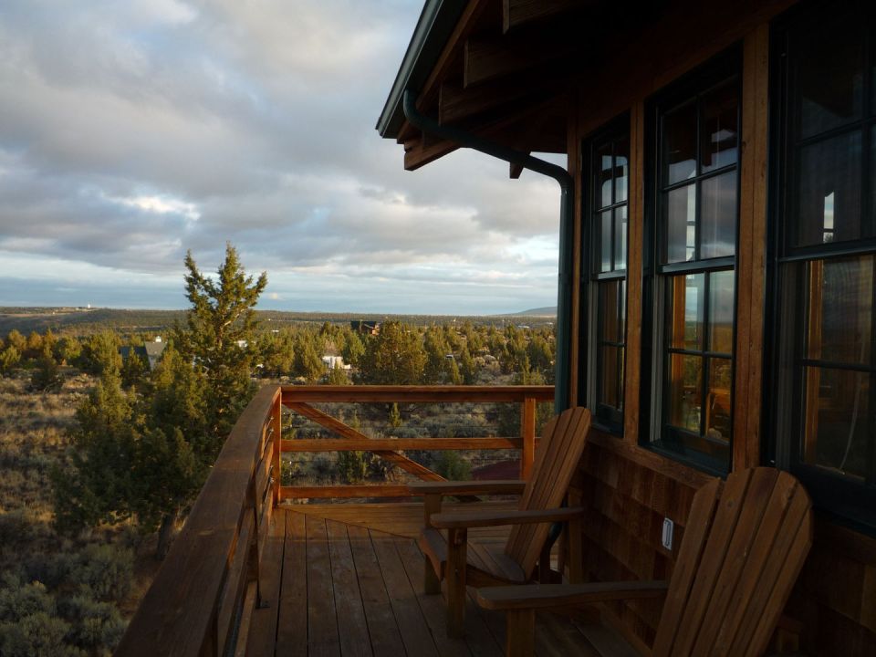 1930s-era forest fire lookout towers inspired this 3-storey tower house in Oregon's high desert. | www.facebook.com/SmallHouseBliss
