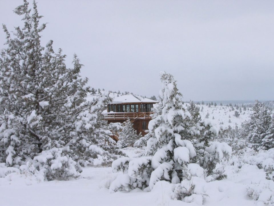 1930s-era forest fire lookout towers inspired this 3-storey tower house in Oregon's high desert. | www.facebook.com/SmallHouseBliss