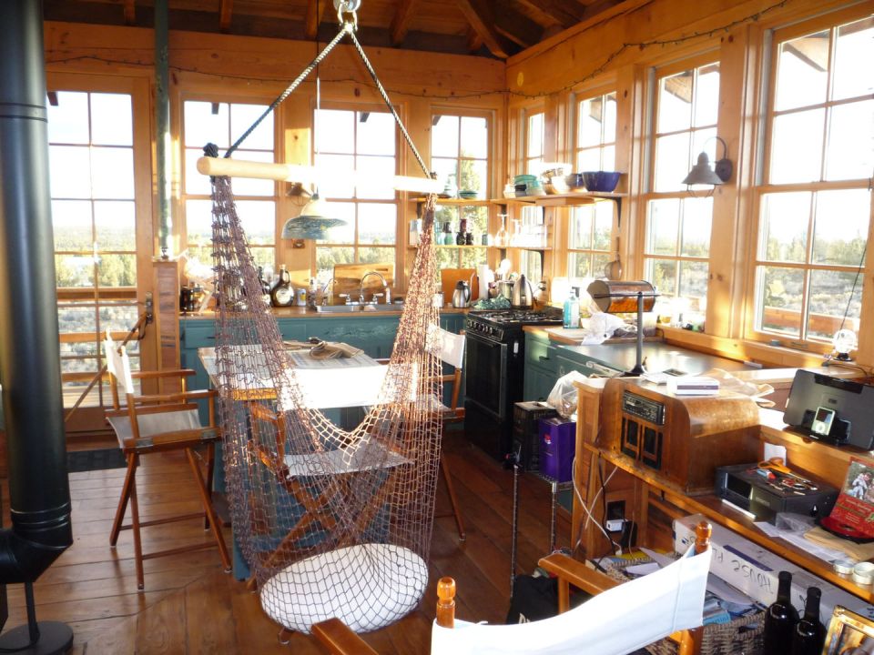 1930s-era forest fire lookout towers inspired this 3-storey tower house in Oregon's high desert. | www.facebook.com/SmallHouseBliss