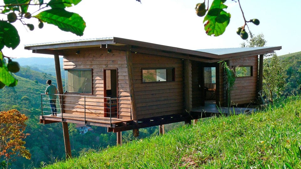 Casa em Guararema is a small wooden house in Brazil perched on eucalyptus poles. It has one bedroom in roughly 460 sq ft. | www.facebook.com/SmallHouseBliss