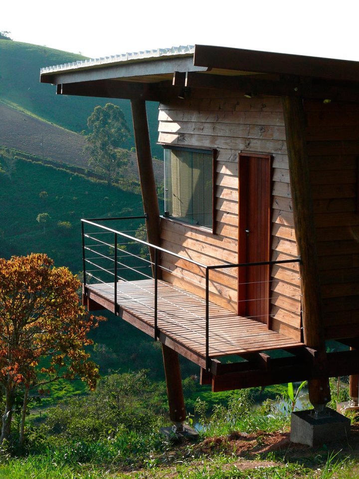 Casa em Guararema is a small wooden house in Brazil perched on eucalyptus poles. It has one bedroom in roughly 460 sq ft. | www.facebook.com/SmallHouseBliss