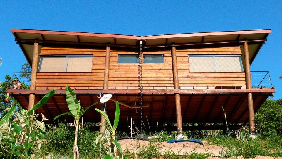 Casa em Guararema is a small wooden house in Brazil perched on eucalyptus poles. It has one bedroom in roughly 460 sq ft. | www.facebook.com/SmallHouseBliss