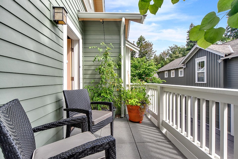Jardin del Colibri, a cottage-style home featuring handsome millwork and built-ins throughout. It has two bedrooms and a flex space in 990 sq ft. | www.facebook.com/SmallHouseBliss