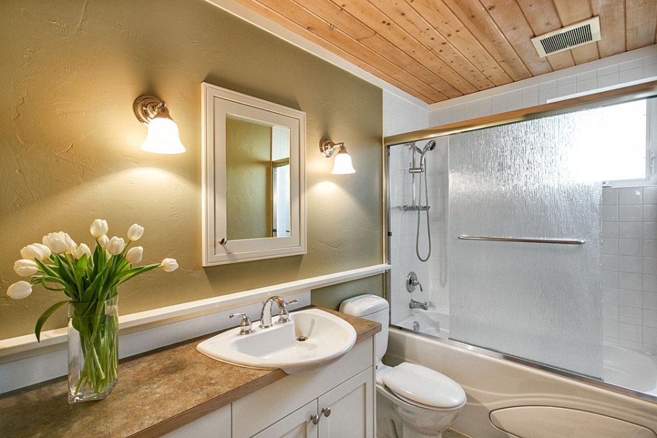 Jardin del Colibri, a cottage-style home featuring handsome millwork and built-ins throughout. It has two bedrooms and a flex space in 990 sq ft. | www.facebook.com/SmallHouseBliss