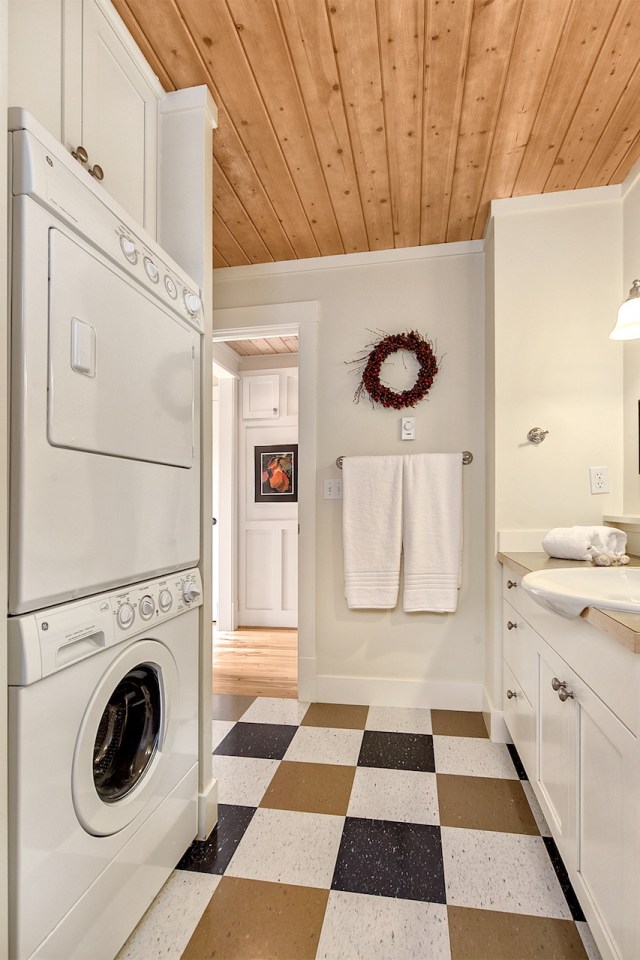 Jardin del Colibri, a cottage-style home featuring handsome millwork and built-ins throughout. It has two bedrooms and a flex space in 990 sq ft. | www.facebook.com/SmallHouseBliss