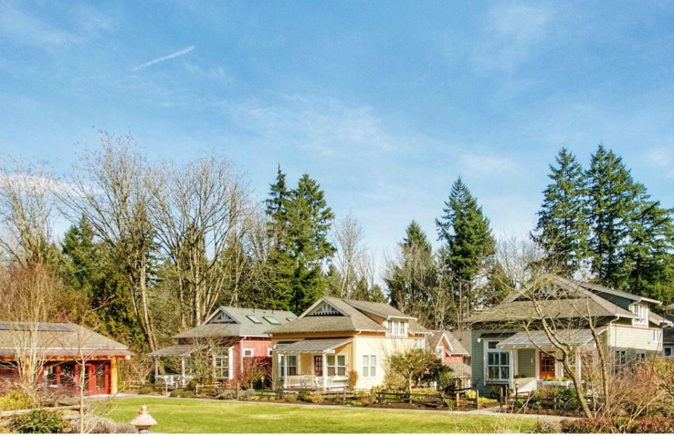 Jardin del Colibri, a cottage-style home featuring handsome millwork and built-ins throughout. It has two bedrooms and a flex space in 990 sq ft. | www.facebook.com/SmallHouseBliss