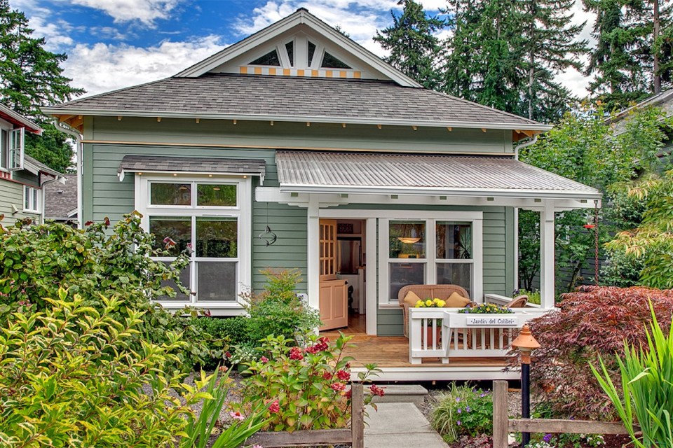 Jardin del Colibri, a cottage-style home featuring handsome millwork and built-ins throughout. It has two bedrooms and a flex space in 990 sq ft. | www.facebook.com/SmallHouseBliss