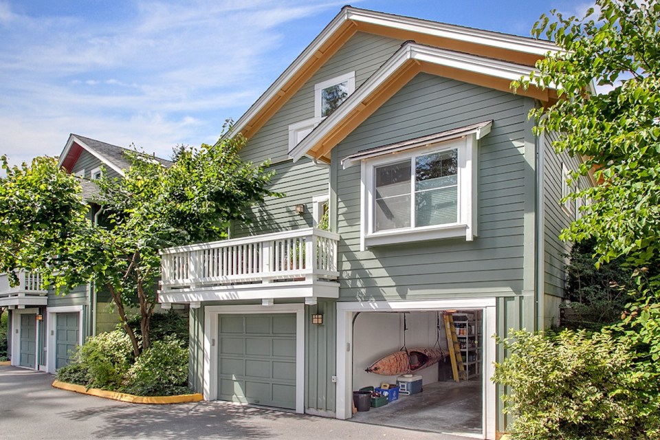 Jardin del Colibri, a cottage-style home featuring handsome millwork and built-ins throughout. It has two bedrooms and a flex space in 990 sq ft. | www.facebook.com/SmallHouseBliss