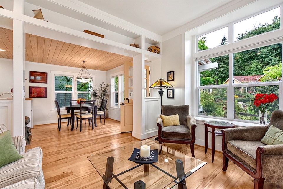 Jardin del Colibri, a cottage-style home featuring handsome millwork and built-ins throughout. It has two bedrooms and a flex space in 990 sq ft. | www.facebook.com/SmallHouseBliss