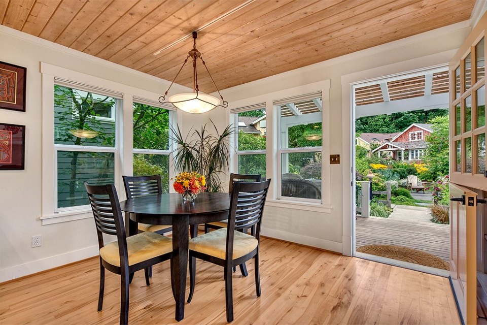 Jardin del Colibri, a cottage-style home featuring handsome millwork and built-ins throughout. It has two bedrooms and a flex space in 990 sq ft. | www.facebook.com/SmallHouseBliss