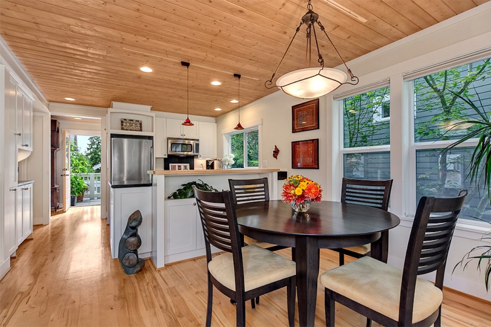 Jardin del Colibri, a cottage-style home featuring handsome millwork and built-ins throughout. It has two bedrooms and a flex space in 990 sq ft. | www.facebook.com/SmallHouseBliss