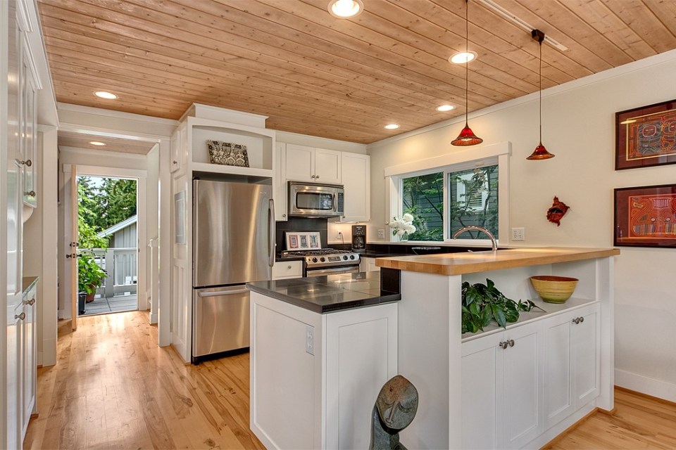 Jardin del Colibri, a cottage-style home featuring handsome millwork and built-ins throughout. It has two bedrooms and a flex space in 990 sq ft. | www.facebook.com/SmallHouseBliss