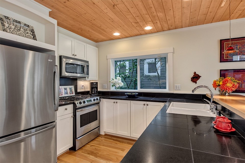 Jardin del Colibri, a cottage-style home featuring handsome millwork and built-ins throughout. It has two bedrooms and a flex space in 990 sq ft. | www.facebook.com/SmallHouseBliss