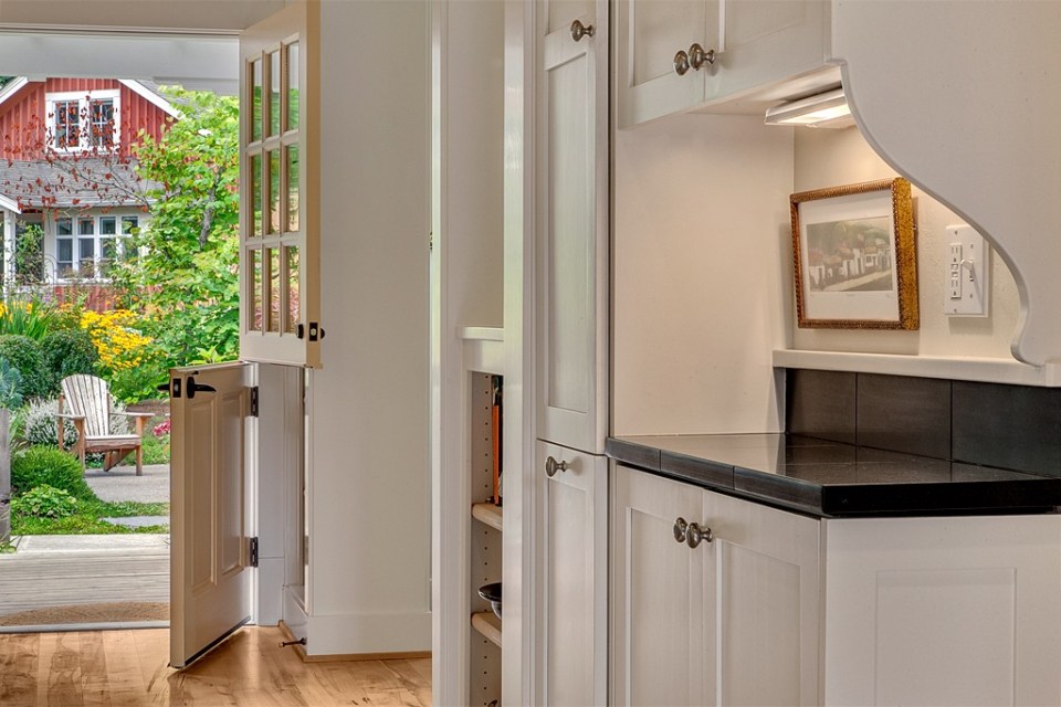 Jardin del Colibri, a cottage-style home featuring handsome millwork and built-ins throughout. It has two bedrooms and a flex space in 990 sq ft. | www.facebook.com/SmallHouseBliss