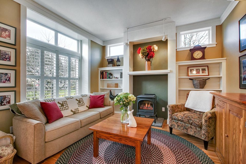 Jardin del Colibri, a cottage-style home featuring handsome millwork and built-ins throughout. It has two bedrooms and a flex space in 990 sq ft. | www.facebook.com/SmallHouseBliss