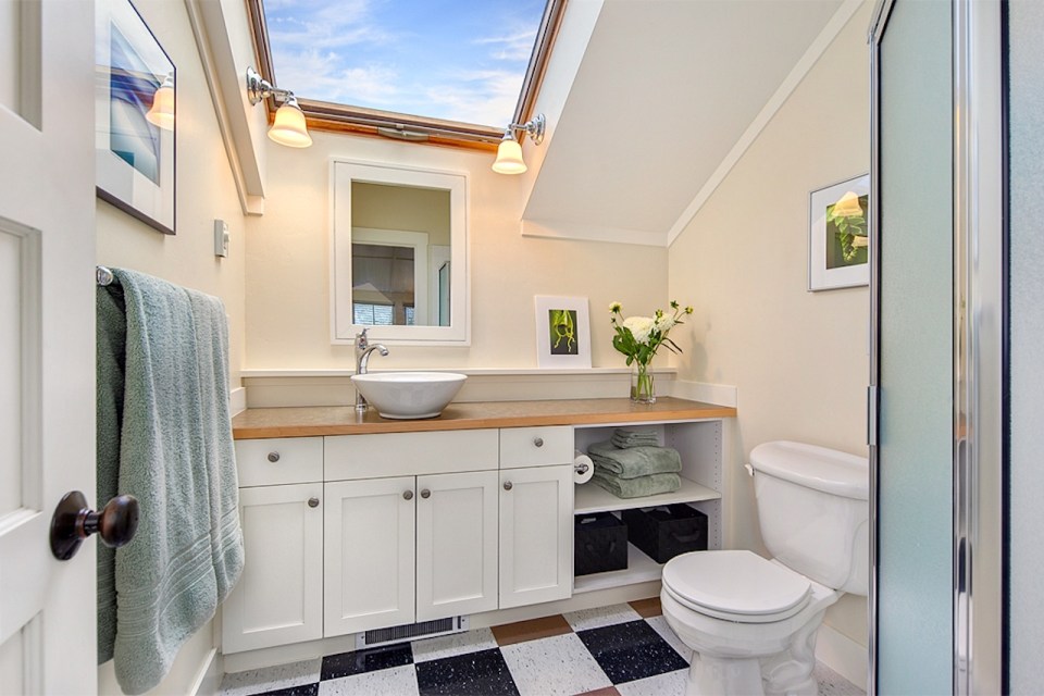 Jardin del Colibri, a cottage-style home featuring handsome millwork and built-ins throughout. It has two bedrooms and a flex space in 990 sq ft. | www.facebook.com/SmallHouseBliss