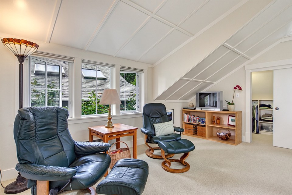 Jardin del Colibri, a cottage-style home featuring handsome millwork and built-ins throughout. It has two bedrooms and a flex space in 990 sq ft. | www.facebook.com/SmallHouseBliss