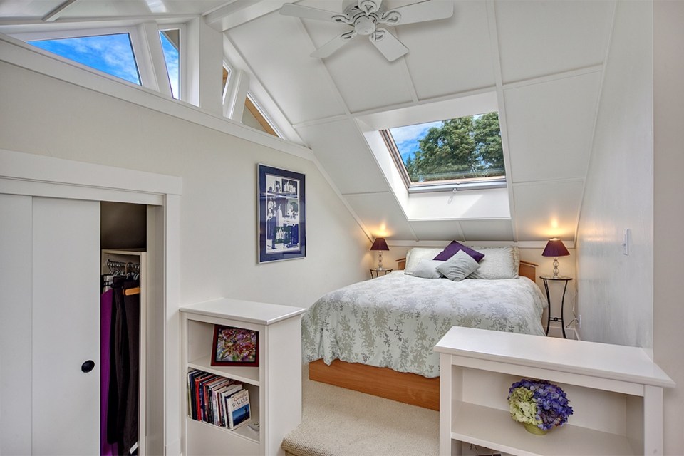 Jardin del Colibri, a cottage-style home featuring handsome millwork and built-ins throughout. It has two bedrooms and a flex space in 990 sq ft. | www.facebook.com/SmallHouseBliss