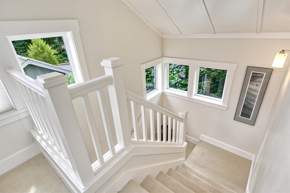 Jardin del Colibri, a cottage-style home featuring handsome millwork and built-ins throughout. It has two bedrooms and a flex space in 990 sq ft. | www.facebook.com/SmallHouseBliss
