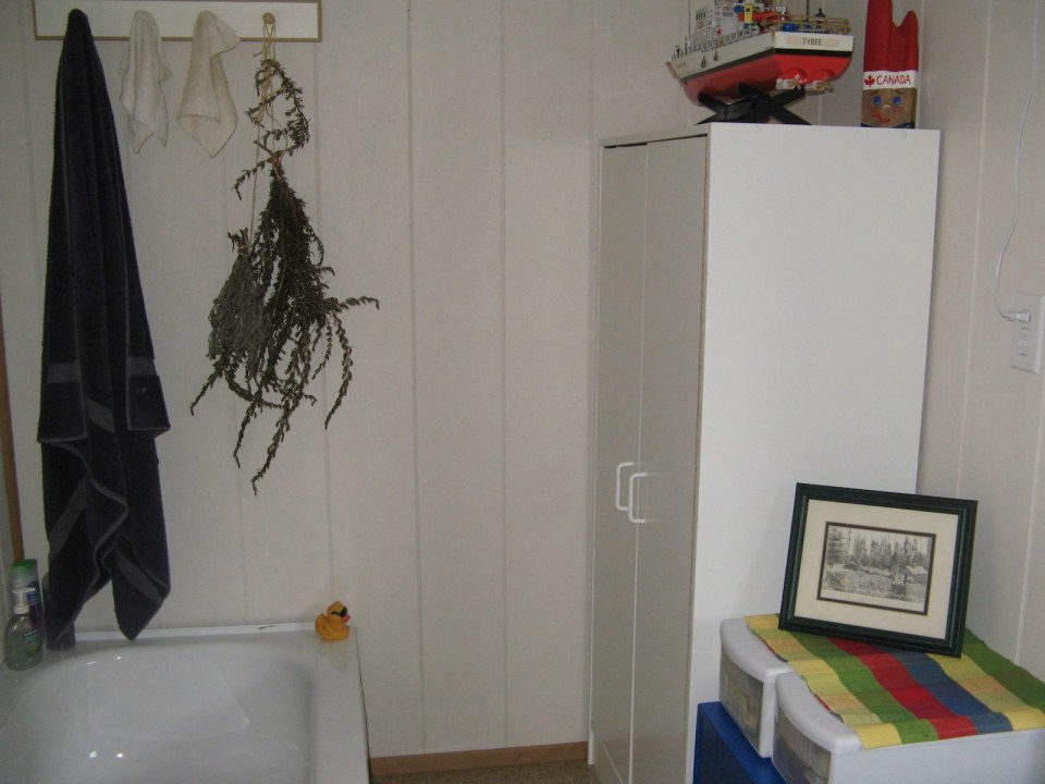 An off-grid floating cabin on Powell Lake, British Columbia. Built on a raft of cedar logs, the 675 sq ft cabin has 2 small bedrooms and a loft. | www.facebook.com/SmallHouseBliss