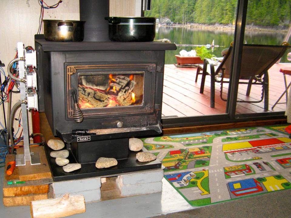 An off-grid floating cabin on Powell Lake, British Columbia. Built on a raft of cedar logs, the 675 sq ft cabin has 2 small bedrooms and a loft. | www.facebook.com/SmallHouseBliss