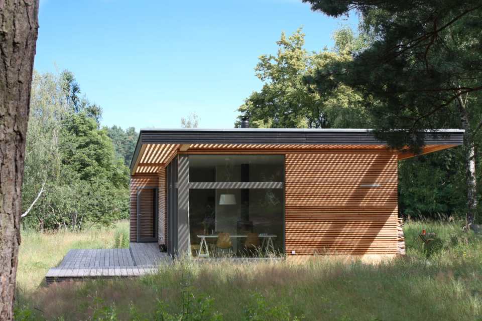 Inspired by Scandinavian summerhouse culture, Sommerhaus PIU is a clean-lined prefab vacation home with two bedrooms in 700 sq ft. | www.facebook.com/SmallHouseBliss