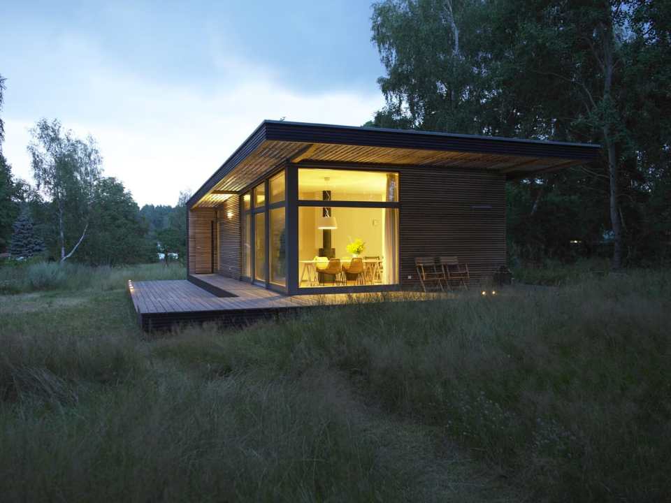Inspired by Scandinavian summerhouse culture, Sommerhaus PIU is a clean-lined prefab vacation home with two bedrooms in 700 sq ft. | www.facebook.com/SmallHouseBliss