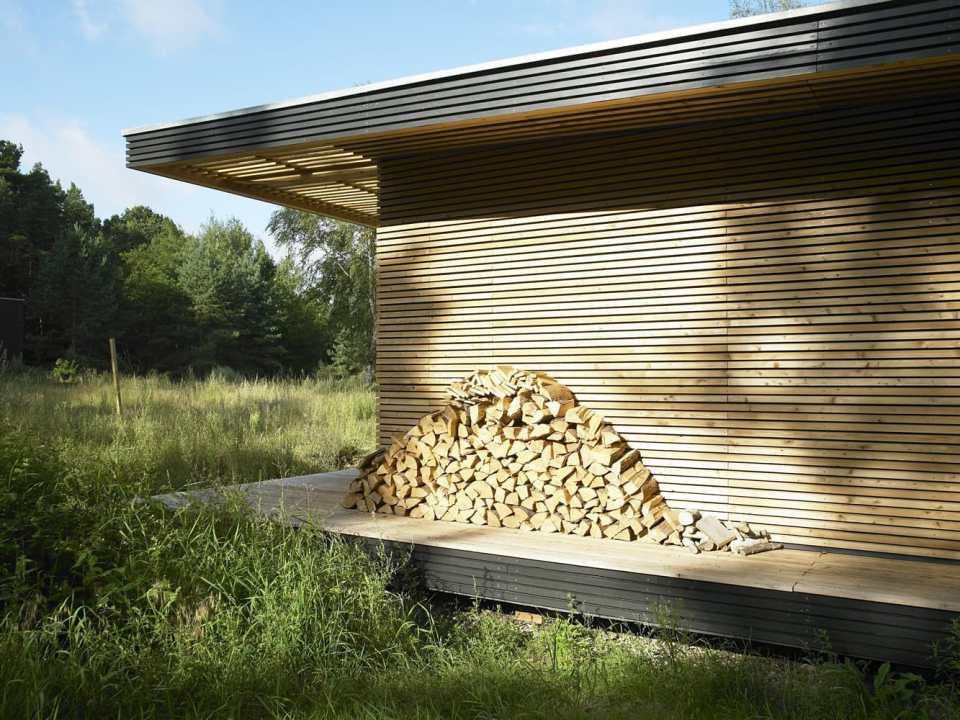 Inspired by Scandinavian summerhouse culture, Sommerhaus PIU is a clean-lined prefab vacation home with two bedrooms in 700 sq ft. | www.facebook.com/SmallHouseBliss