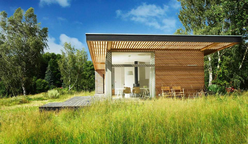 Inspired by Scandinavian summerhouse culture, Sommerhaus PIU is a clean-lined prefab vacation home with two bedrooms in 700 sq ft. | www.facebook.com/SmallHouseBliss